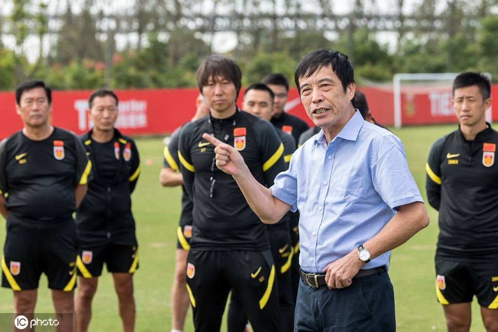 这种间离效果在女性主义电影中使用，正是女性主义电影理论所倡导的、以先锋派电影观念为借鉴的反电影的惯用形式。